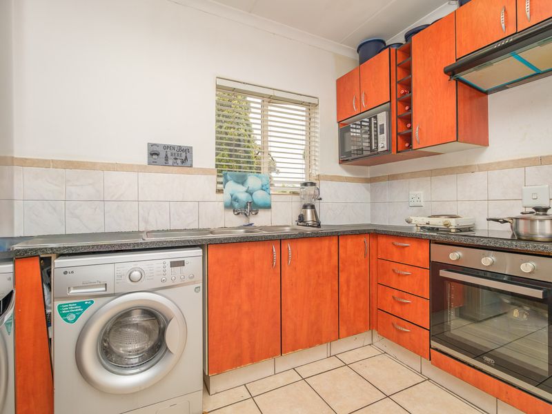 Modern 2-Bedroom Apartment with Garage in Blandford Court, North Riding - Photo 3