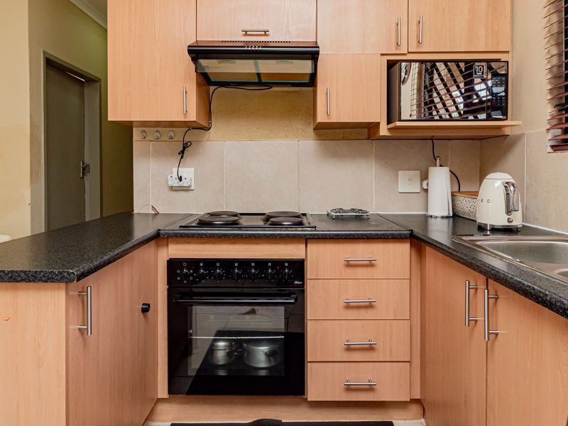 Immaculate First-Floor Gem | 2 Bed, 2 Bath | Huge Balcony | Only R580,000 - Photo 7