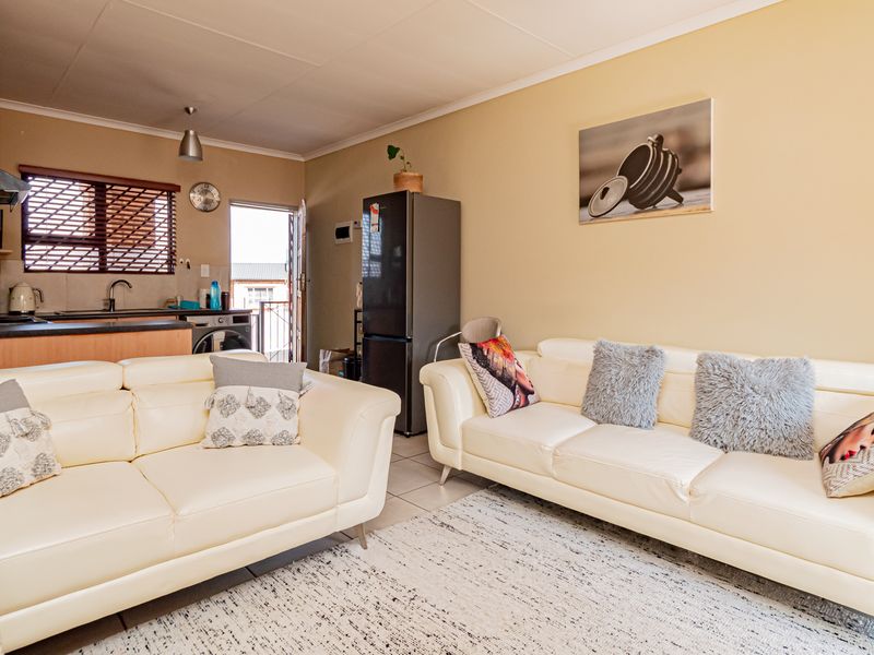 Immaculate First-Floor Gem | 2 Bed, 2 Bath | Huge Balcony | Only R580,000 - Photo 1