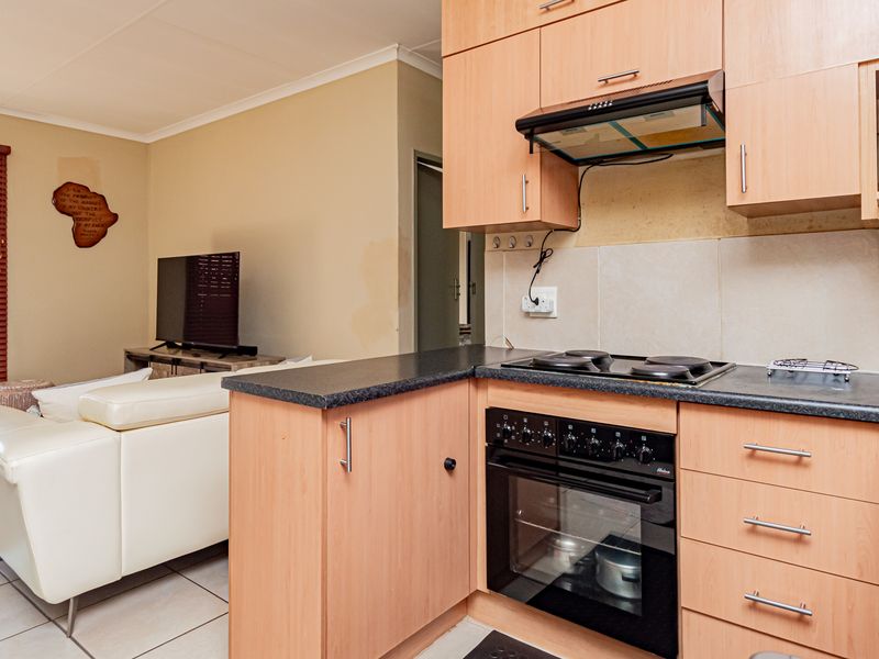 Immaculate First-Floor Gem | 2 Bed, 2 Bath | Huge Balcony | Only R580,000 - Photo 6
