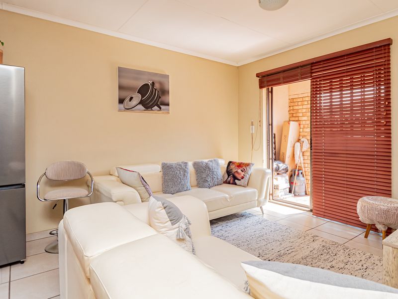 Immaculate First-Floor Gem | 2 Bed, 2 Bath | Huge Balcony | Only R580,000 - Photo 4