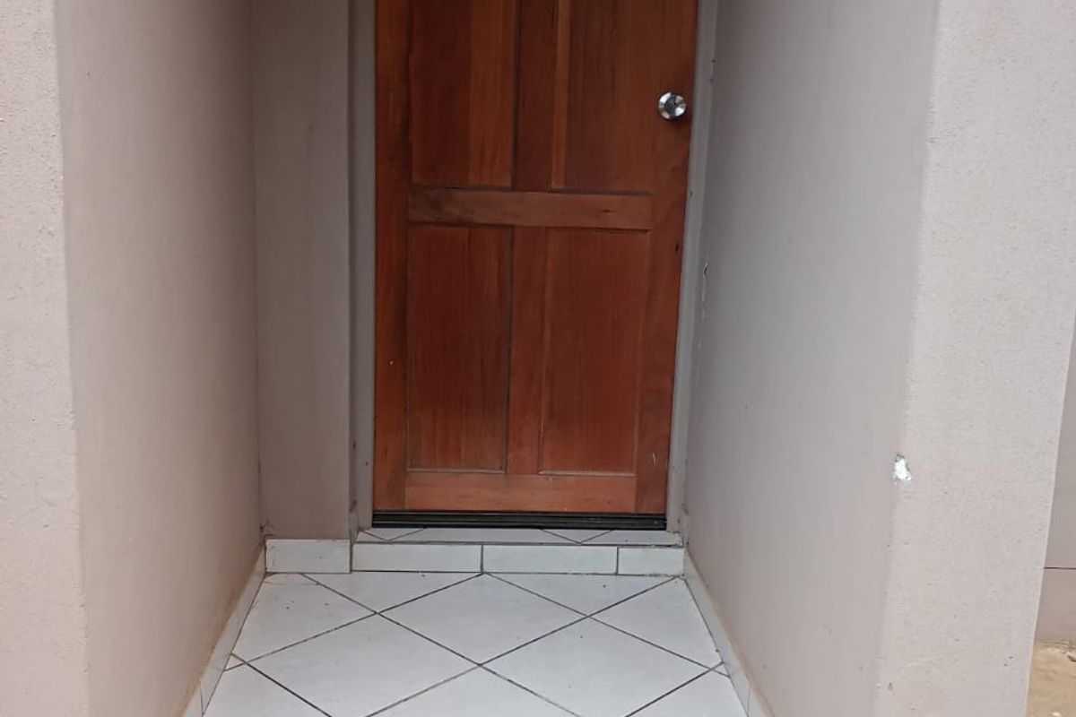 Secure Ground-Floor Unit in Kidds Beach Estate - Photo 5