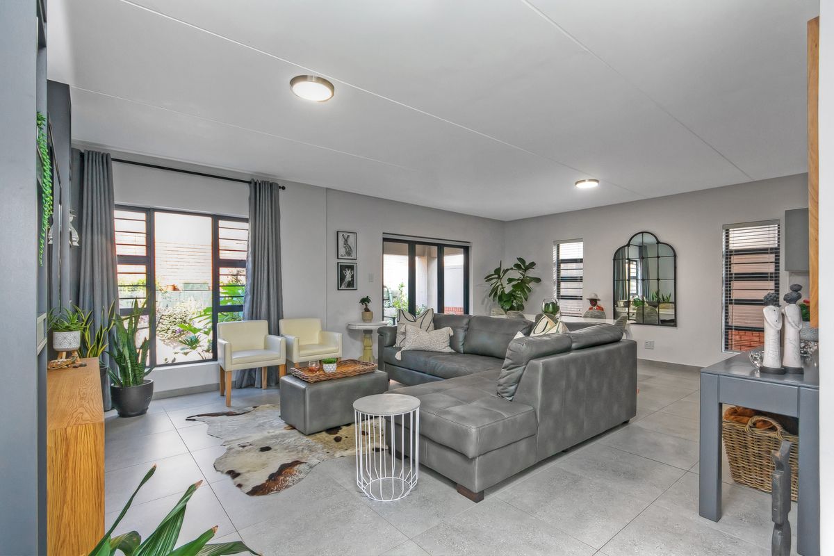 Move-In Ready 3 Bedroom Townhouse in the Prestigious - The Woods Kyalami - Photo 2