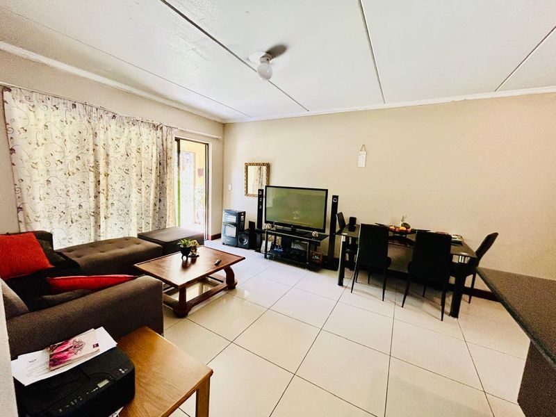 R 799 999 | Relaxed Ground Floor Living with Pool Access Nearby - Photo 6