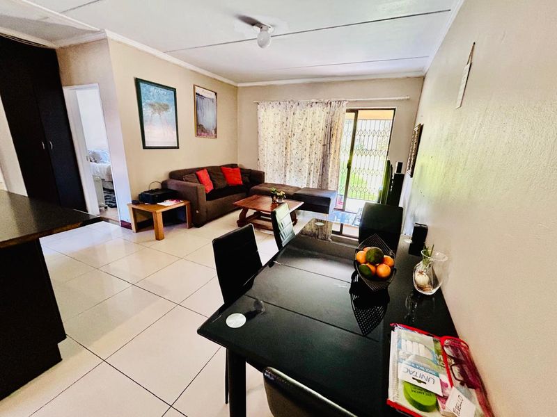 R 799 999 | Relaxed Ground Floor Living with Pool Access Nearby - Photo 4