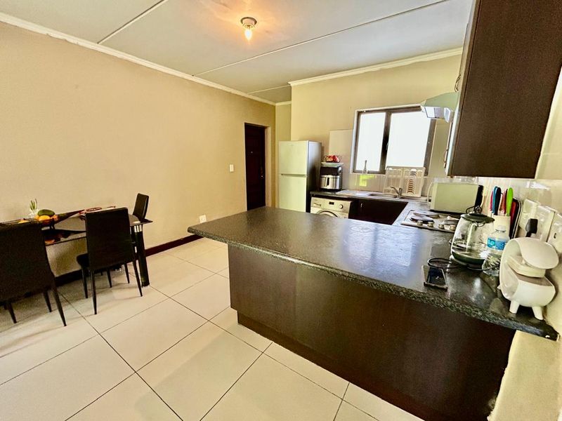 R 799 999 | Relaxed Ground Floor Living with Pool Access Nearby - Photo 3