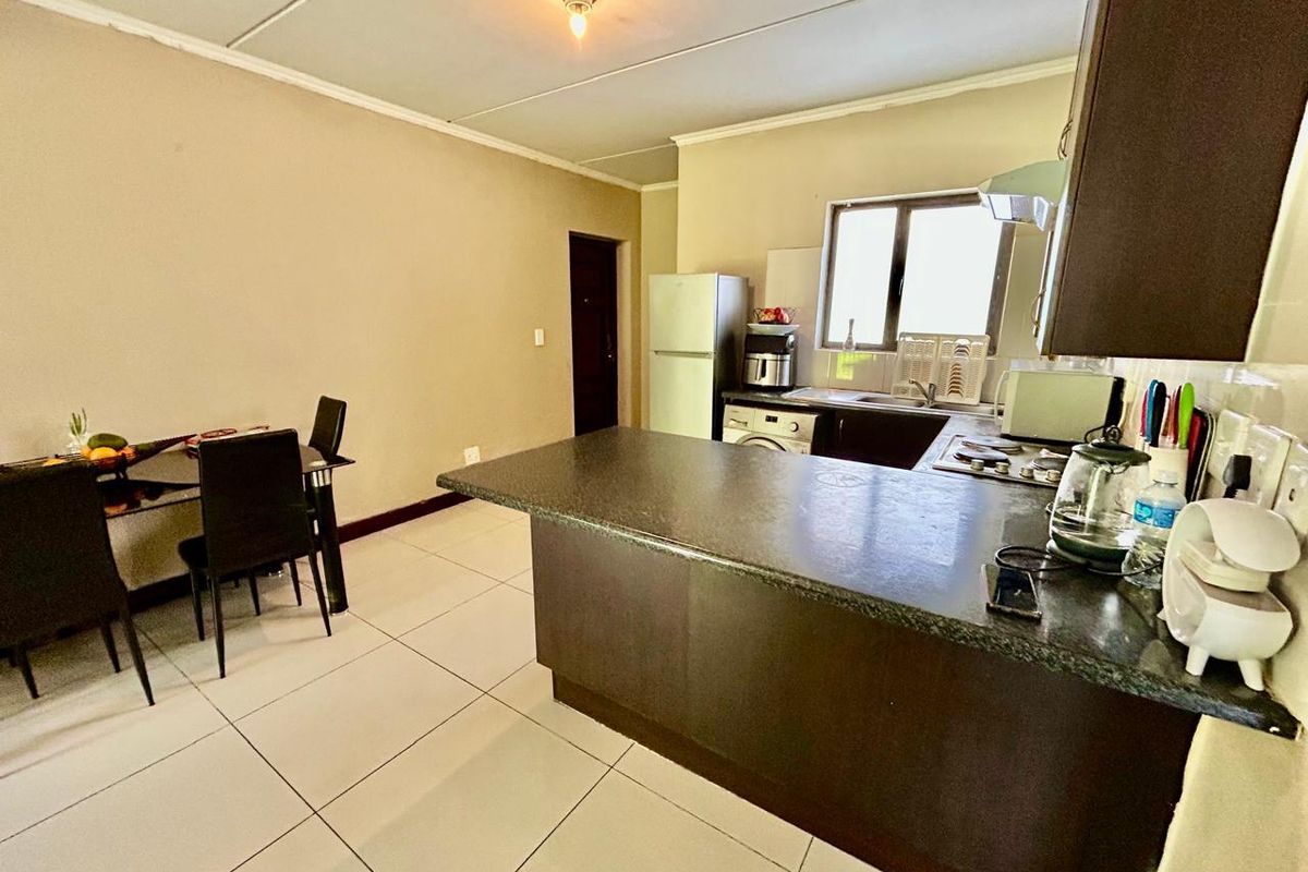 R 799 999 | Relaxed Ground Floor Living with Pool Access Nearby - Photo 3