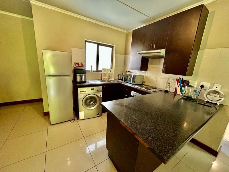 R 799 999 | Relaxed Ground Floor Living with Pool Access Nearby - Photo 2