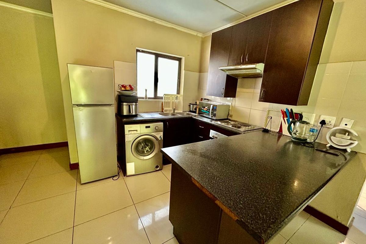 R 799 999 | Relaxed Ground Floor Living with Pool Access Nearby - Photo 2