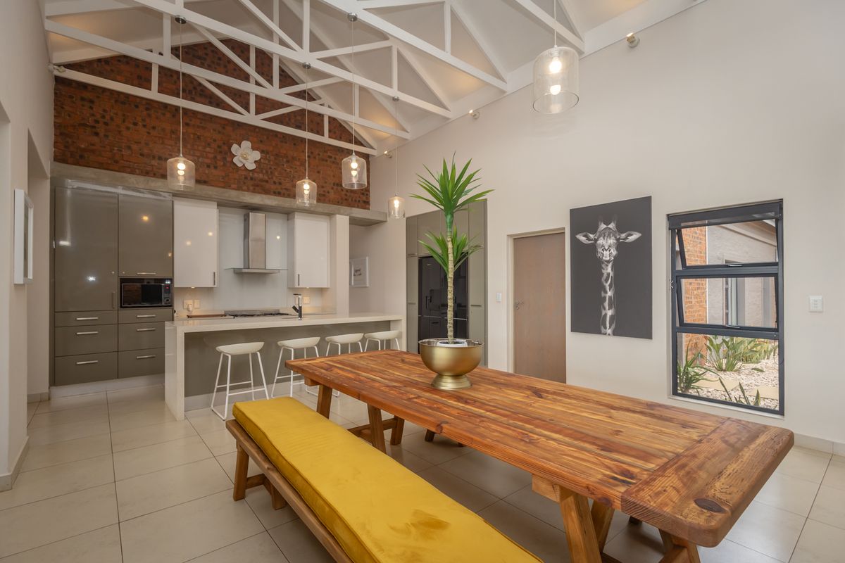 Modern Designer Home Boasting Exceptional Views and Lifestyle Comfort - Photo 4