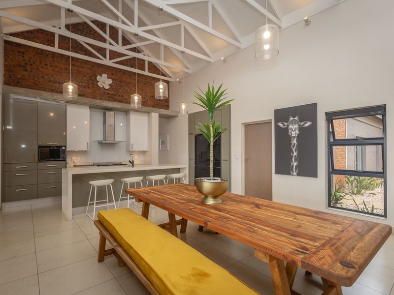 Modern Designer Home Boasting Exceptional Views and Lifestyle Comfort - Photo 4