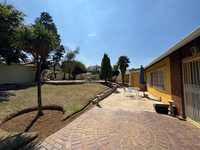 Modern Standalone Home: 4 Bedrooms, 3- car Garages, poolside living - Photo 3