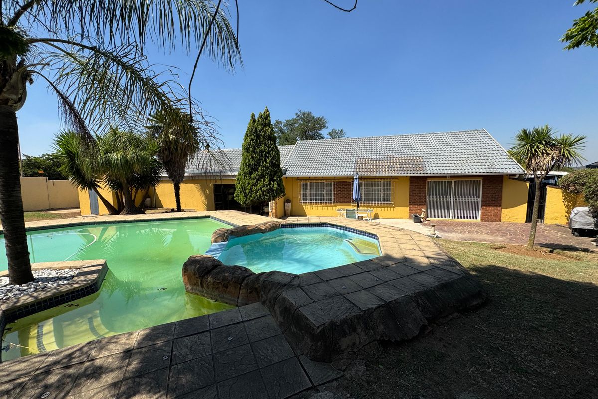 Modern Standalone Home: 4 Bedrooms, 3- car Garages, poolside living - Photo 2