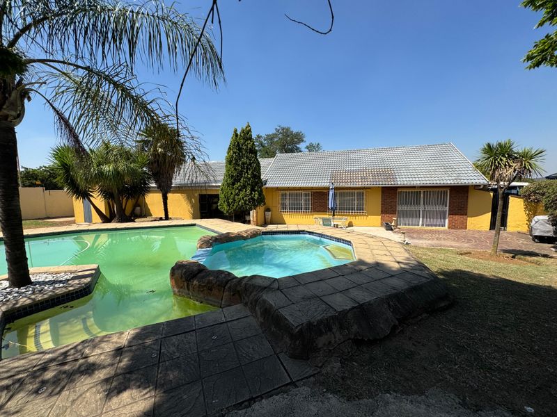 Modern Standalone Home: 4 Bedrooms, 3- car Garages, poolside living - Photo 2