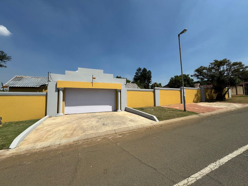 Modern Standalone Home: 4 Bedrooms, 3- car Garages, poolside living - Photo 1