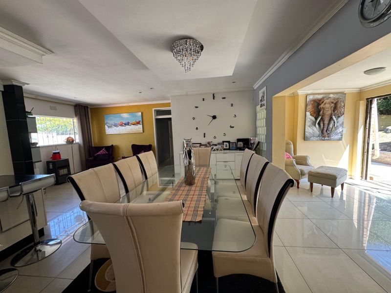 Modern Standalone Home: 4 Bedrooms, 3- car Garages, poolside living - Photo 9
