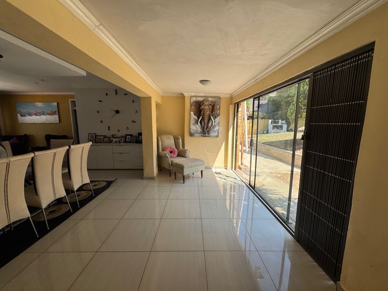 Modern Standalone Home: 4 Bedrooms, 3- car Garages, poolside living - Photo 10