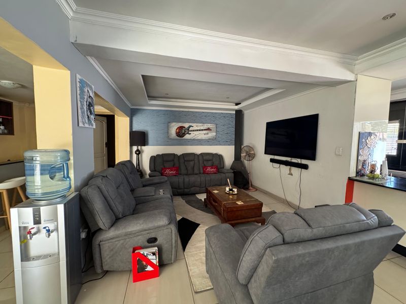 Modern Standalone Home: 4 Bedrooms, 3- car Garages, poolside living - Photo 8
