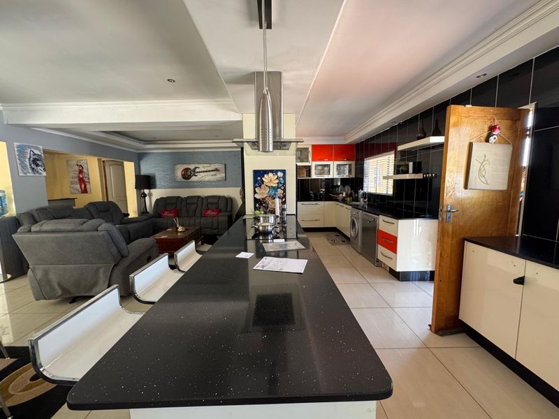 Modern Standalone Home: 4 Bedrooms, 3- car Garages, poolside living - Photo 6