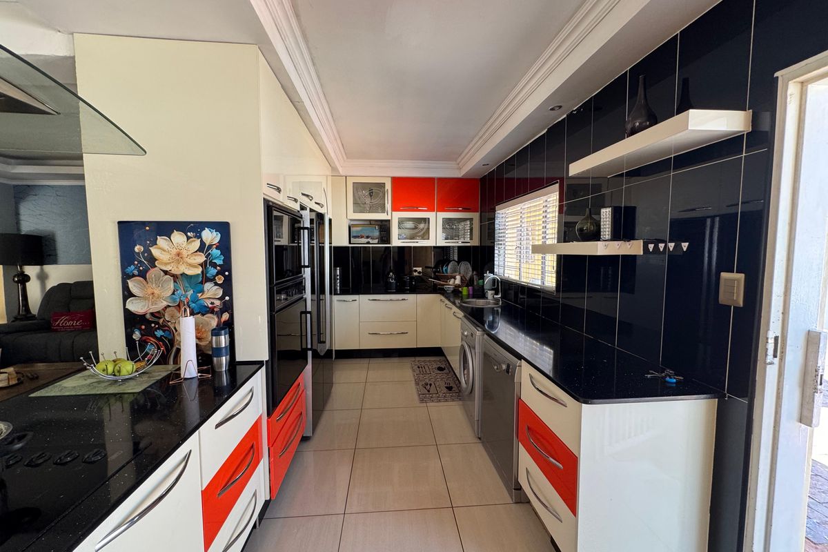 Modern Standalone Home: 4 Bedrooms, 3- car Garages, poolside living - Photo 4