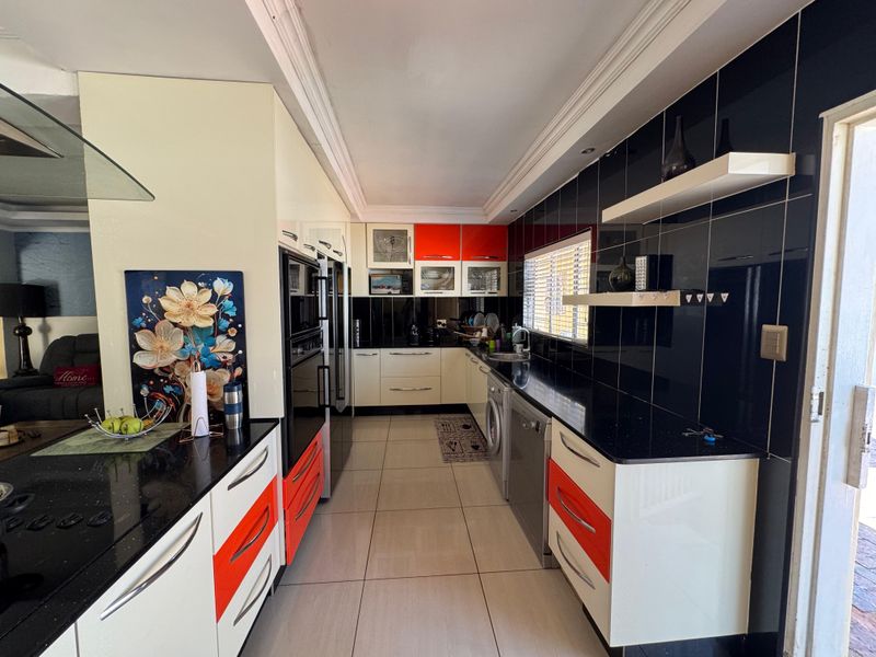 Modern Standalone Home: 4 Bedrooms, 3- car Garages, poolside living - Photo 4