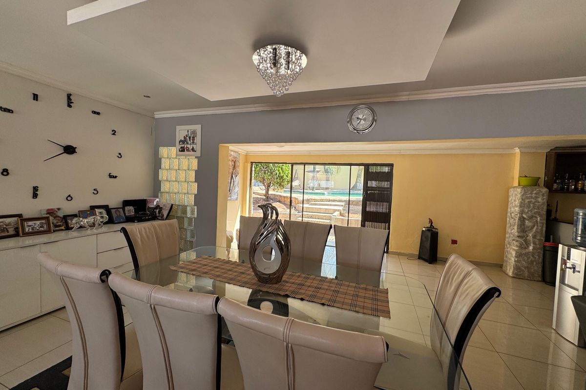 Modern Standalone Home: 4 Bedrooms, 3- car Garages, poolside living - Photo 5