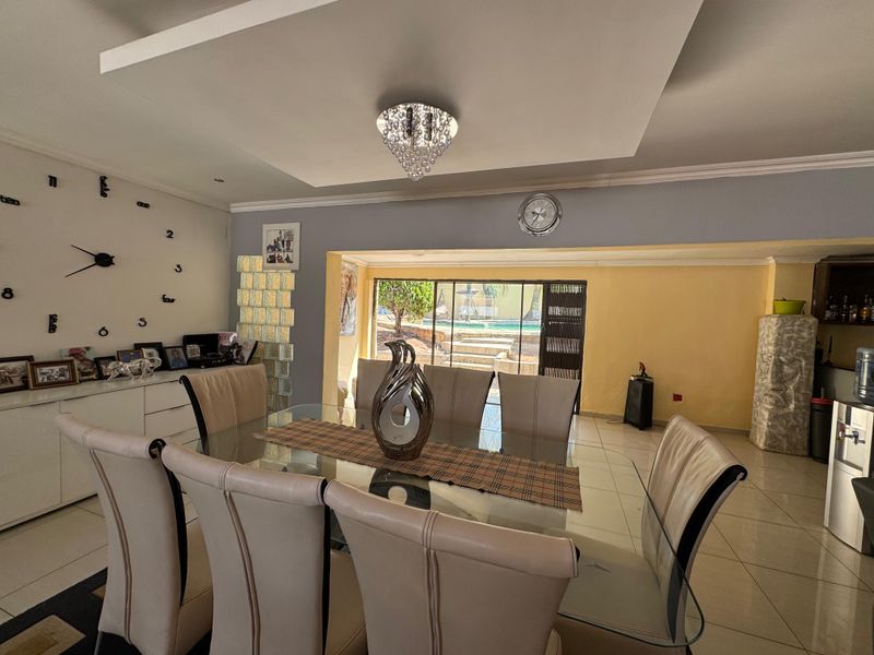 Modern Standalone Home: 4 Bedrooms, 3- car Garages, poolside living - Photo 5