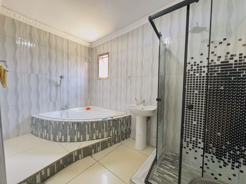 Neat Family Home In Tsakane - Photo 9