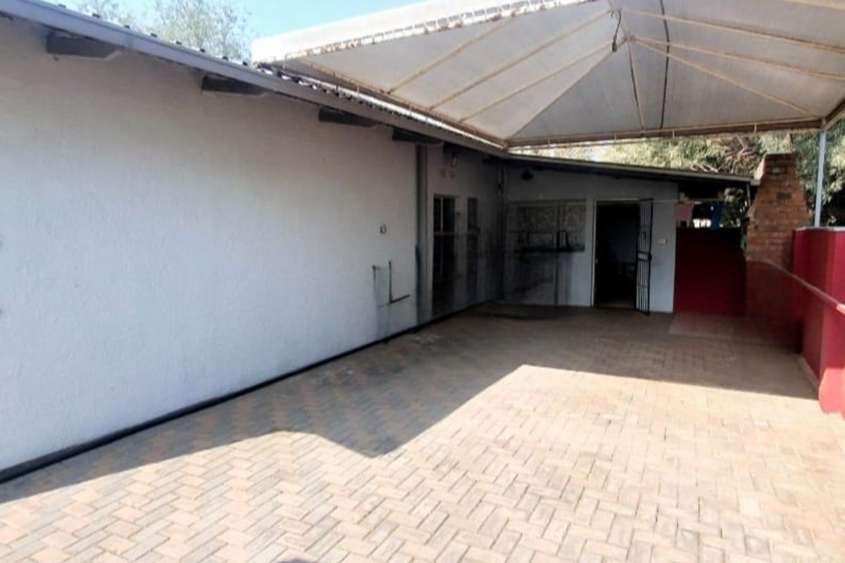 4 Bedroom House for Sale in Sasolburg Ext 12 - Photo 3