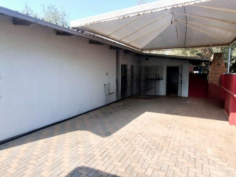 4 Bedroom House for Sale in Sasolburg Ext 12 - Photo 3