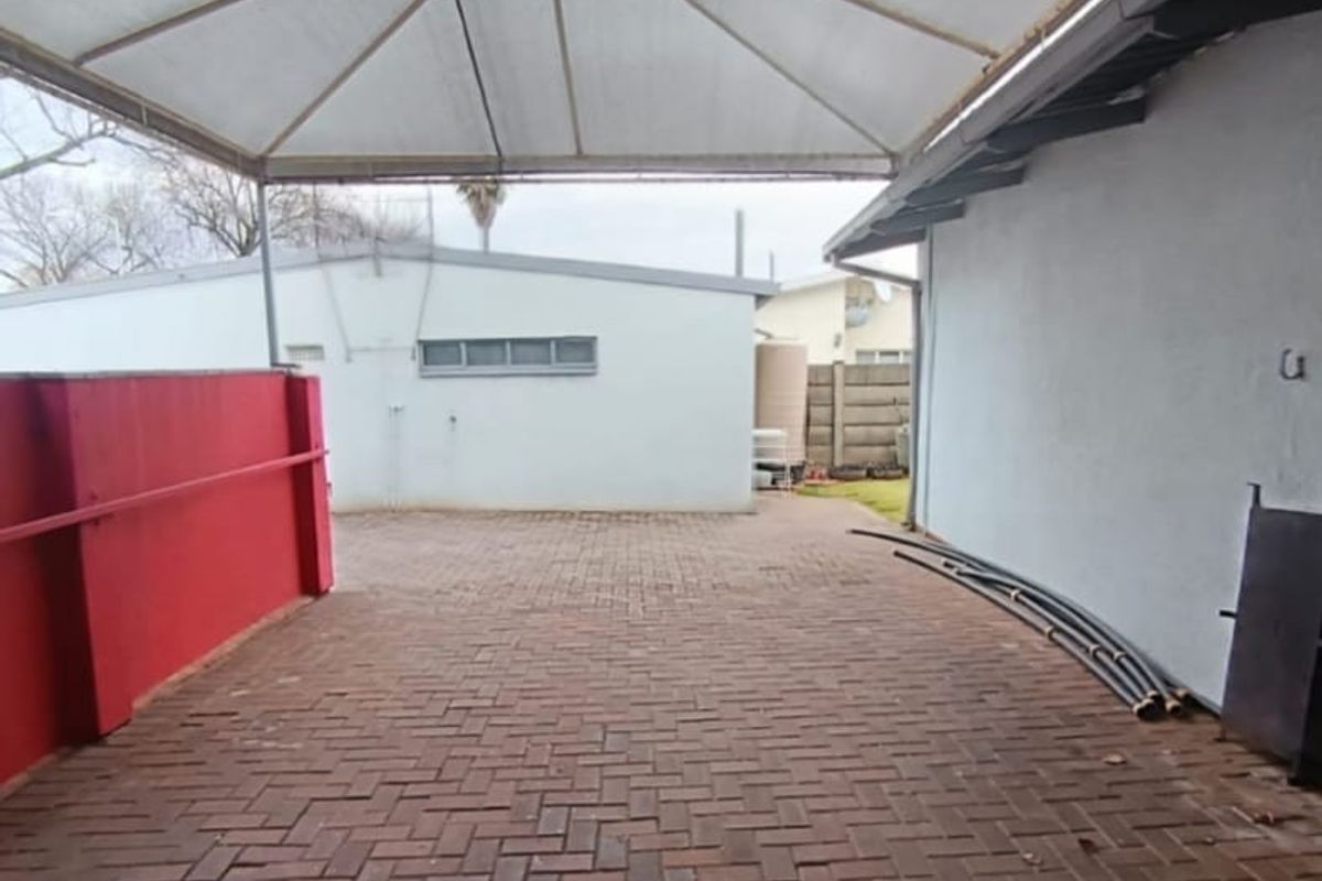 4 Bedroom House for Sale in Sasolburg Ext 12 - Photo 2