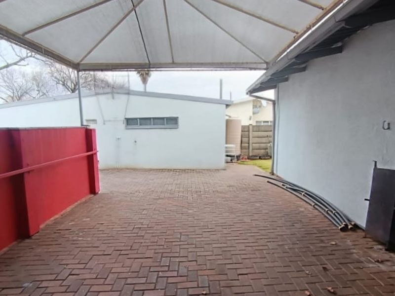 4 Bedroom House for Sale in Sasolburg Ext 12 - Photo 2