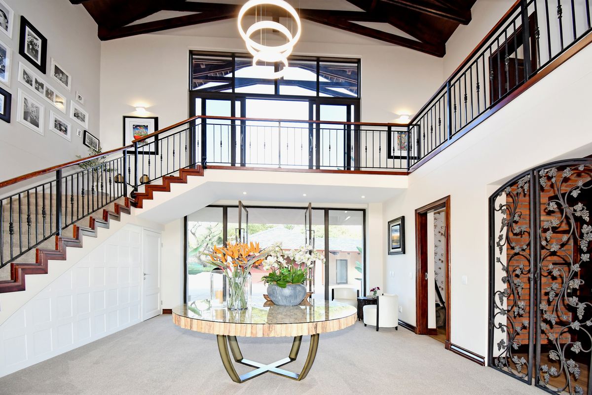 An Exceptional Country Retreat with a Charming Guest Cottage – Where Luxury Feels Like Home - Photo 4