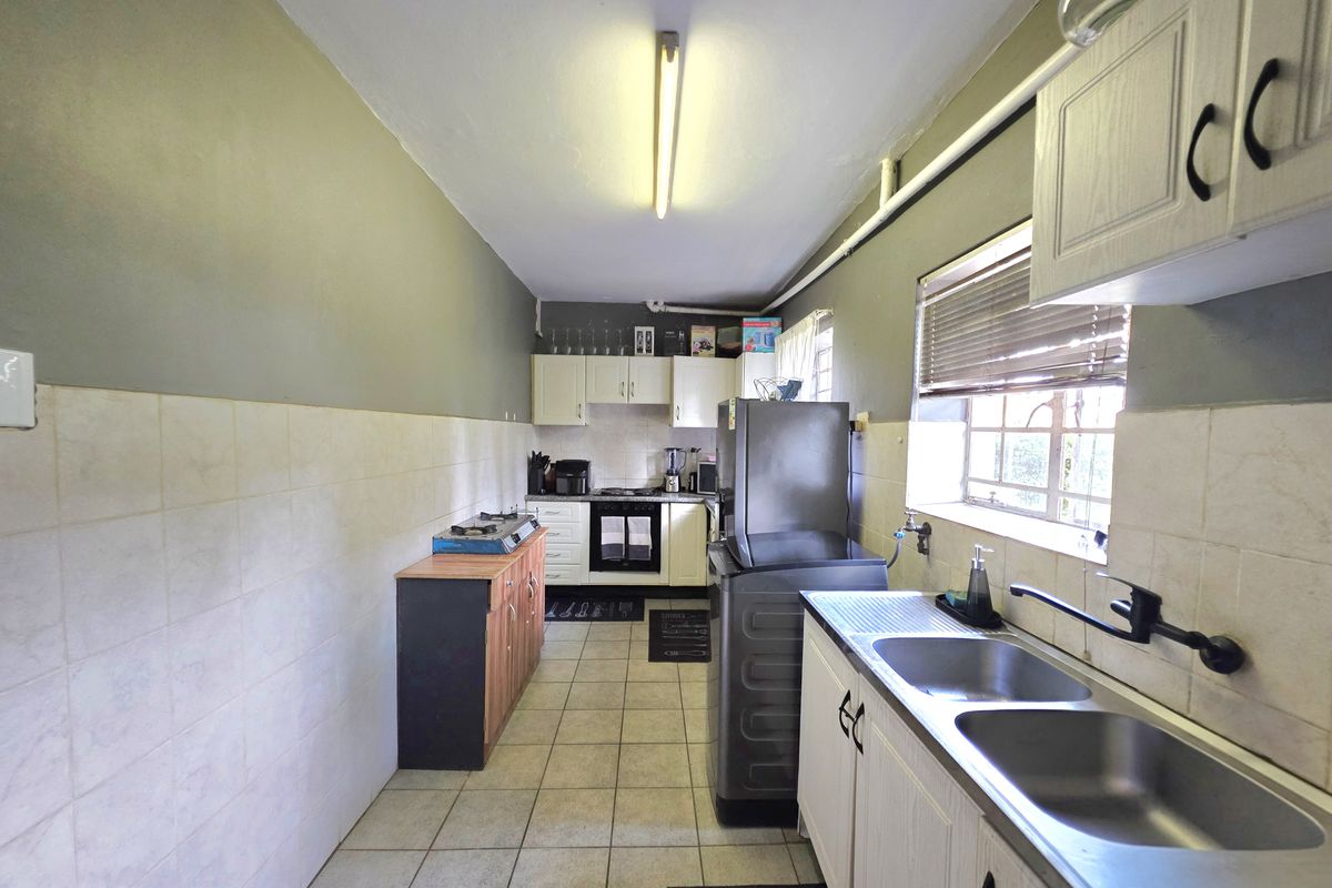 Neat 2 Bedroom Duplex in a Secure Complex - Photo 5