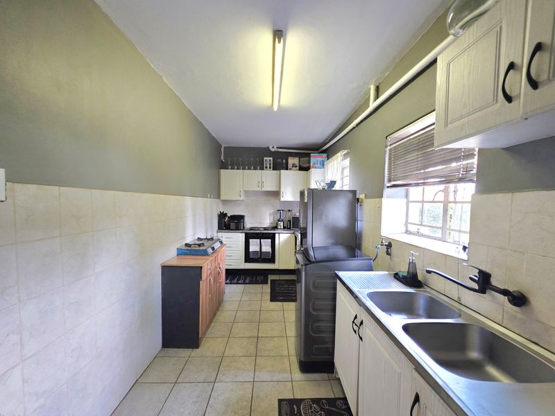 Neat 2 Bedroom Duplex in a Secure Complex - Photo 5