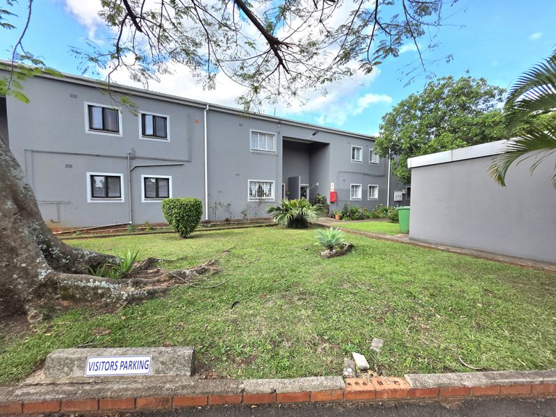 Neat 2 Bedroom Duplex in a Secure Complex - Photo 3