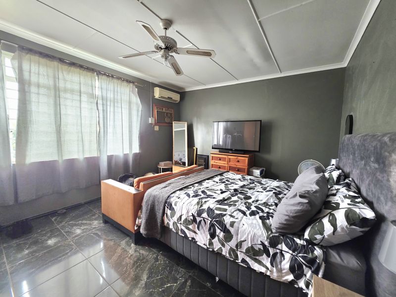 Neat 2 Bedroom Duplex in a Secure Complex - Photo 10