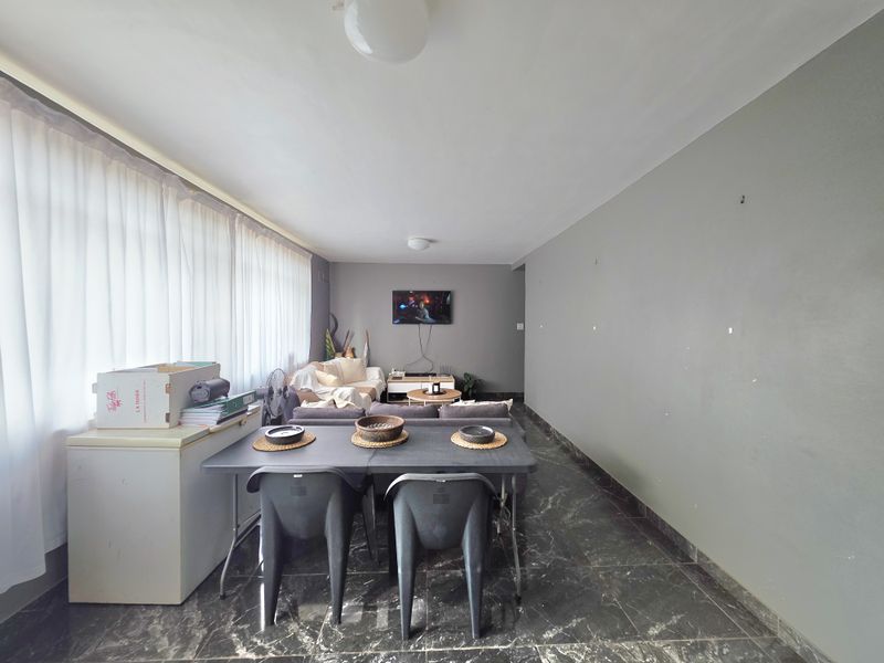 Neat 2 Bedroom Duplex in a Secure Complex - Photo 9