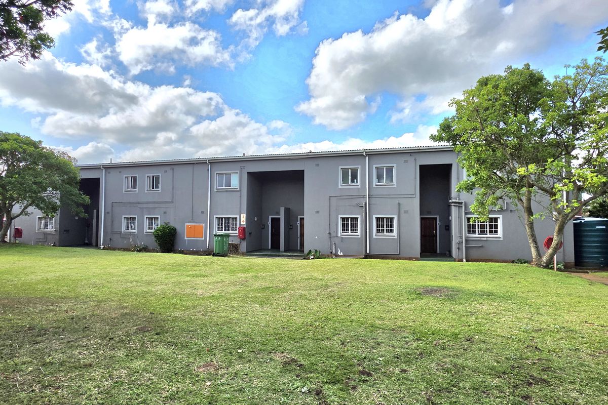 Neat 2 Bedroom Duplex in a Secure Complex - Photo 2