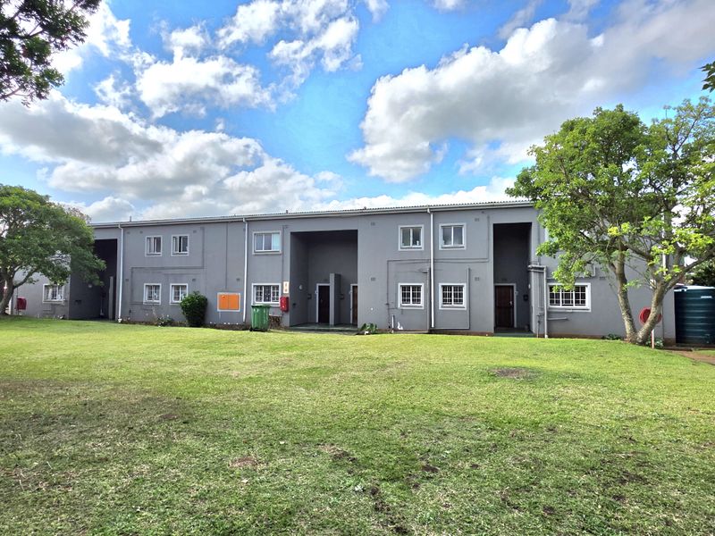 Neat 2 Bedroom Duplex in a Secure Complex - Photo 2