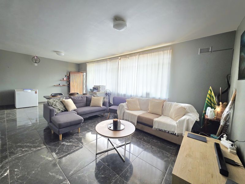 Neat 2 Bedroom Duplex in a Secure Complex - Photo 8