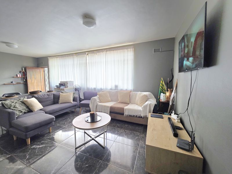 Neat 2 Bedroom Duplex in a Secure Complex - Photo 7