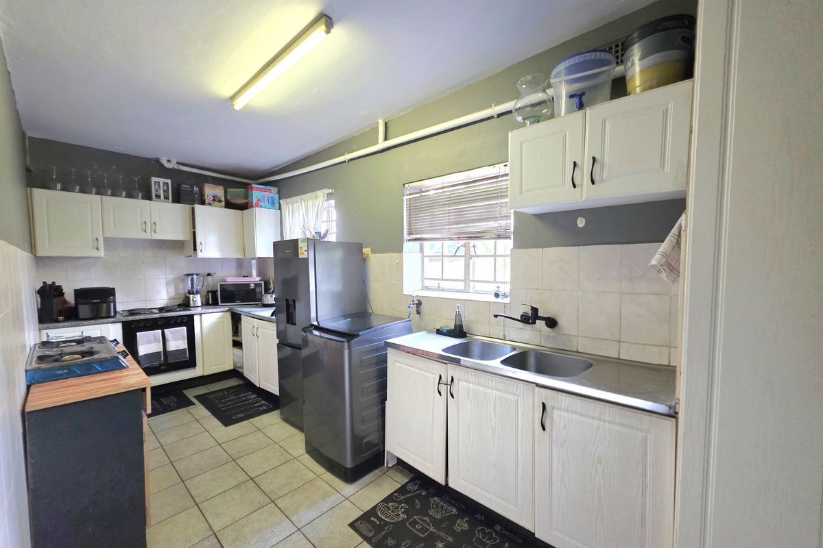 Neat 2 Bedroom Duplex in a Secure Complex - Photo 4