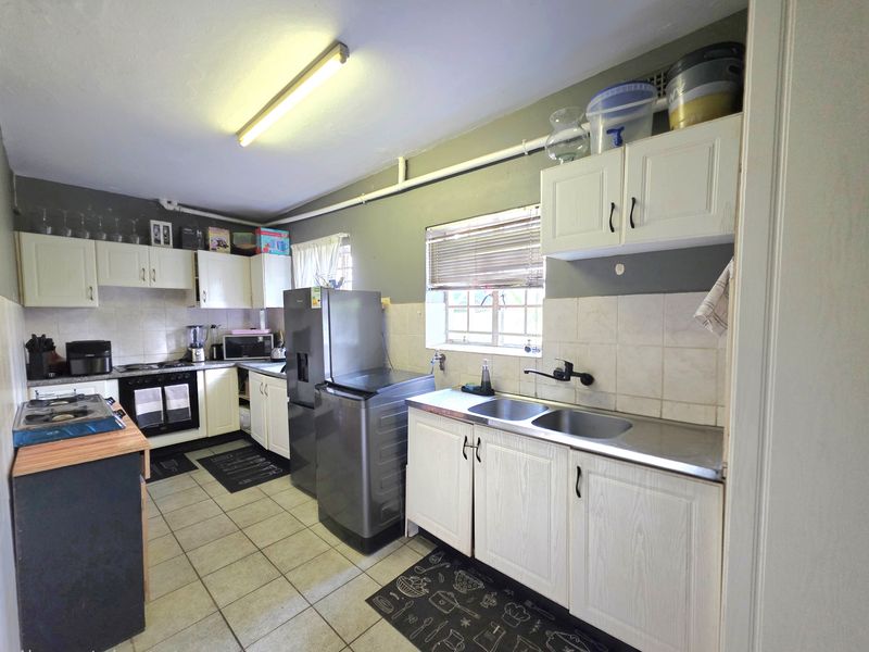 Neat 2 Bedroom Duplex in a Secure Complex - Photo 4