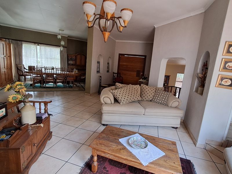 Nature-Lovers’ Family Haven on the Suikerbos Ridge - Photo 4