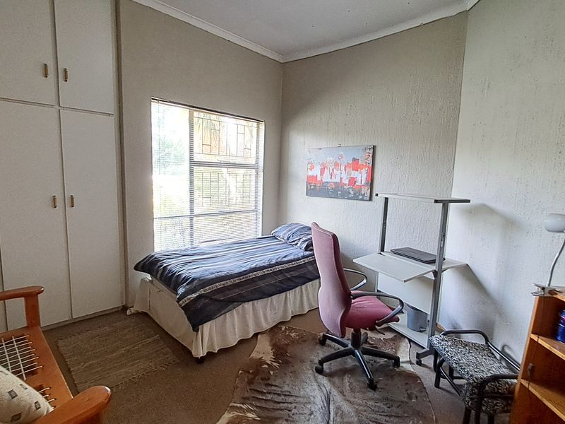 Nature-Lovers’ Family Haven on the Suikerbos Ridge - Photo 10