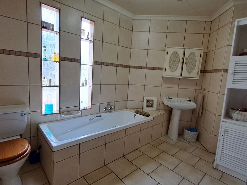 Nature-Lovers’ Family Haven on the Suikerbos Ridge - Photo 9