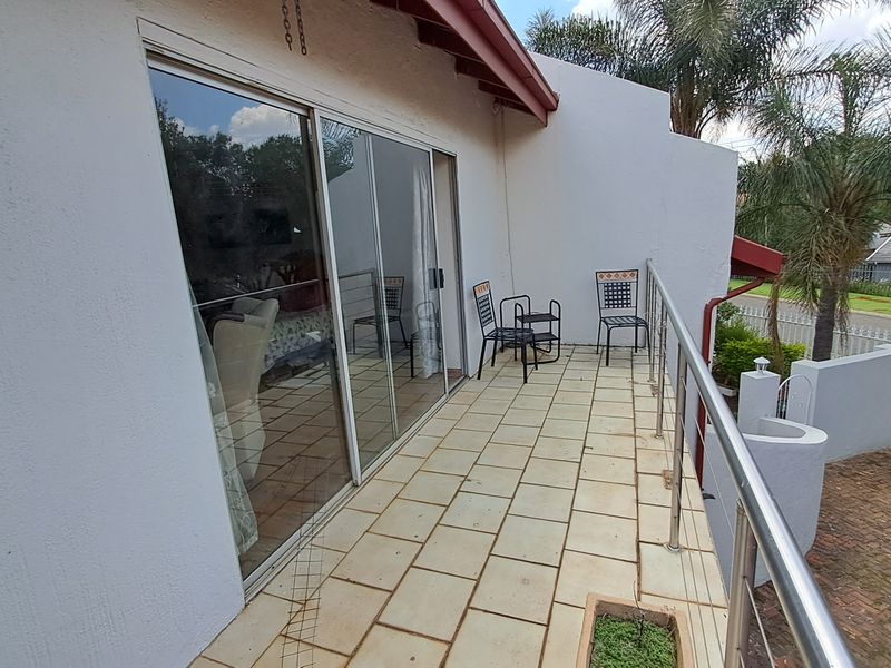 Nature-Lovers’ Family Haven on the Suikerbos Ridge - Photo 8