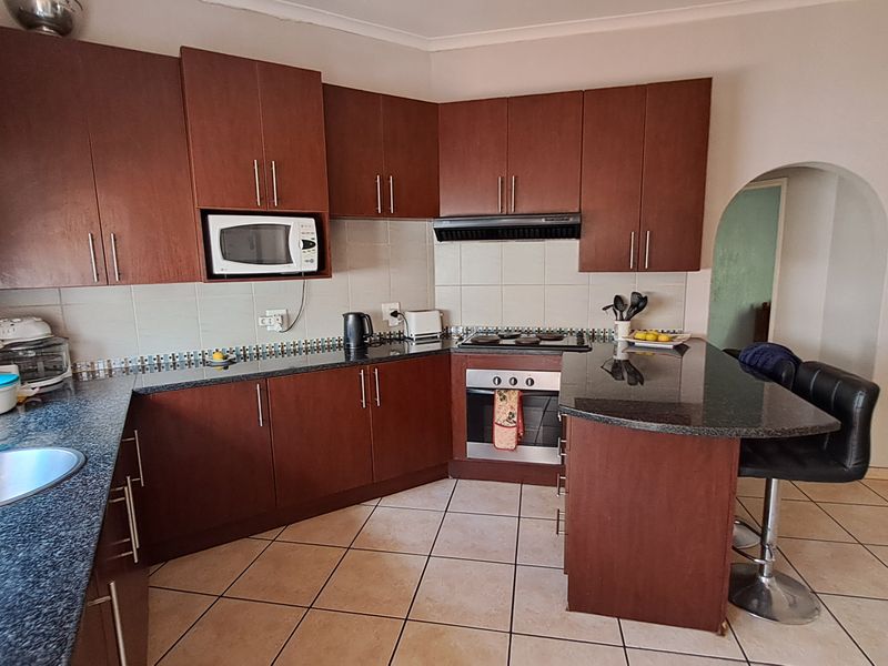 Nature-Lovers’ Family Haven on the Suikerbos Ridge - Photo 6