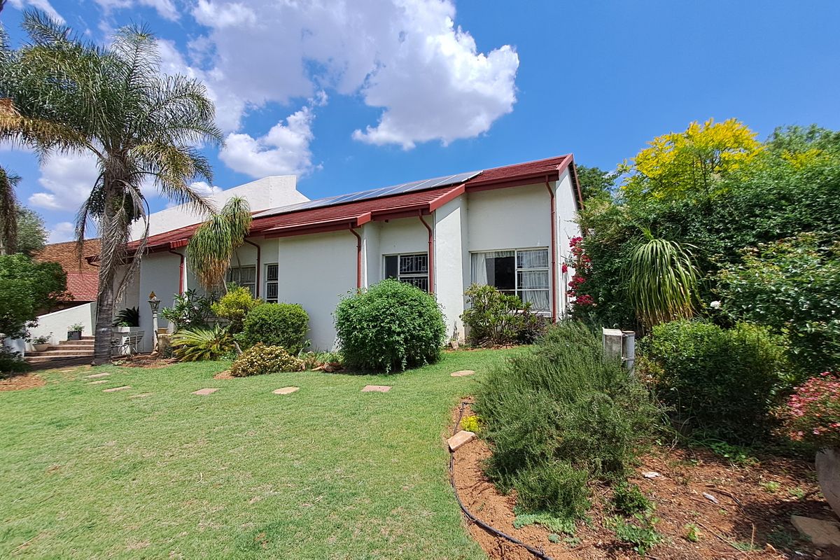 Nature-Lovers’ Family Haven on the Suikerbos Ridge - Photo 2